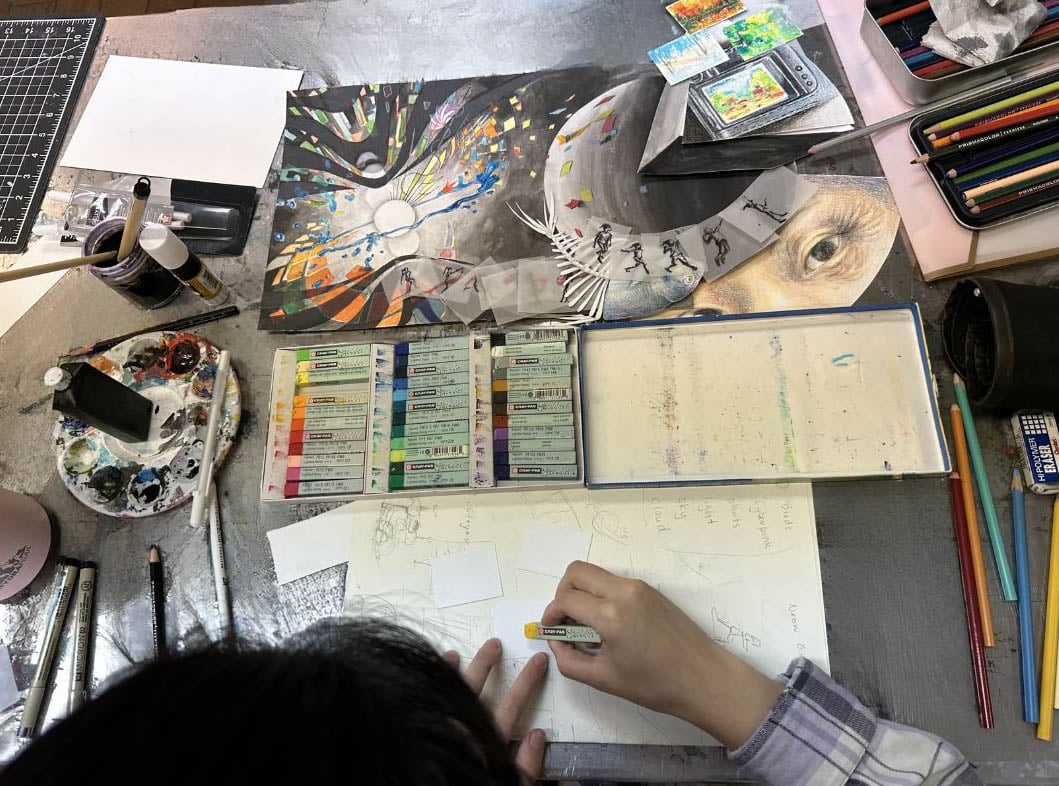 Students working on art portfolio drawings at New York Art Studio in NYC for college portfolio preparation