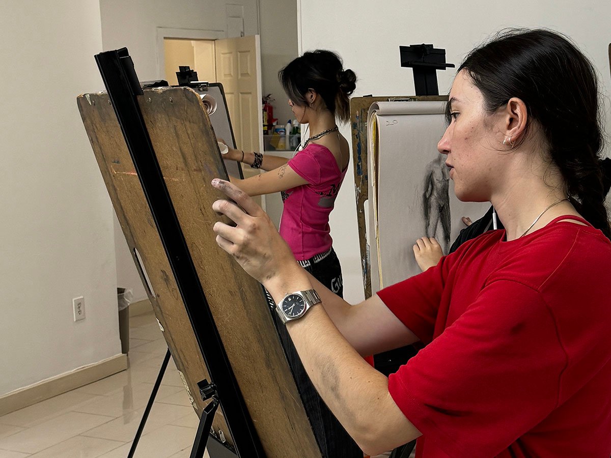 Student drawing in summer art portfolio intensive program at New York Art Studio NYC